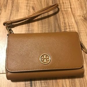 Tory Burch  Robinson wrist wallet